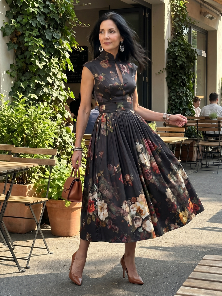 Greta | Abito Midi Plissettato a Fiori con Collo Alto e Fessura