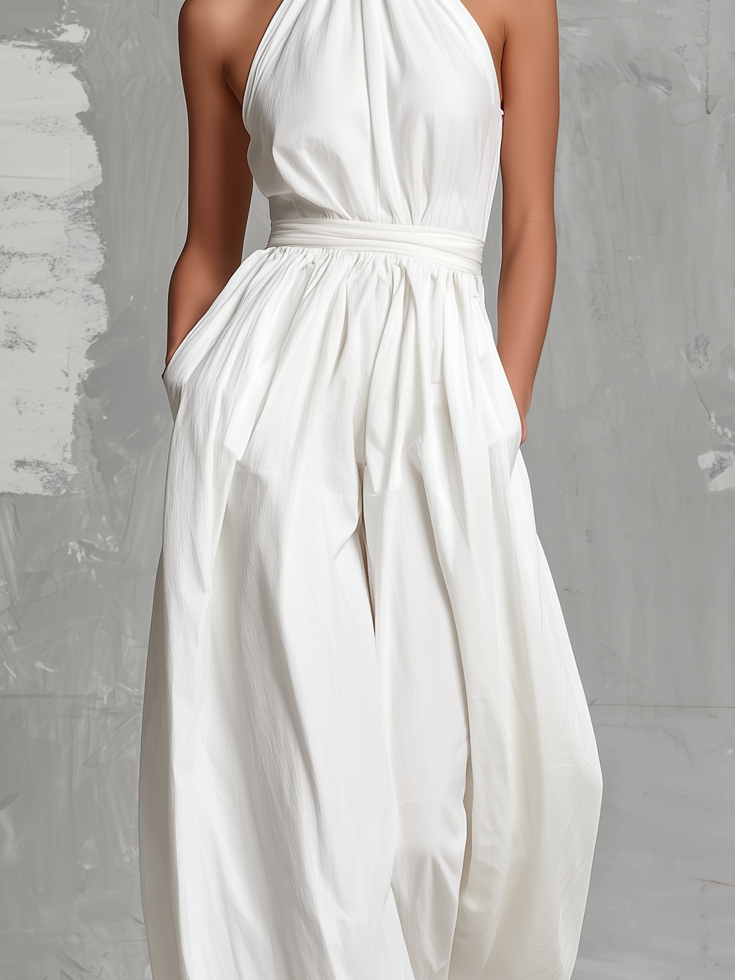 Combinazione elegante bianca tessuta, senza maniche, con colletto a halter