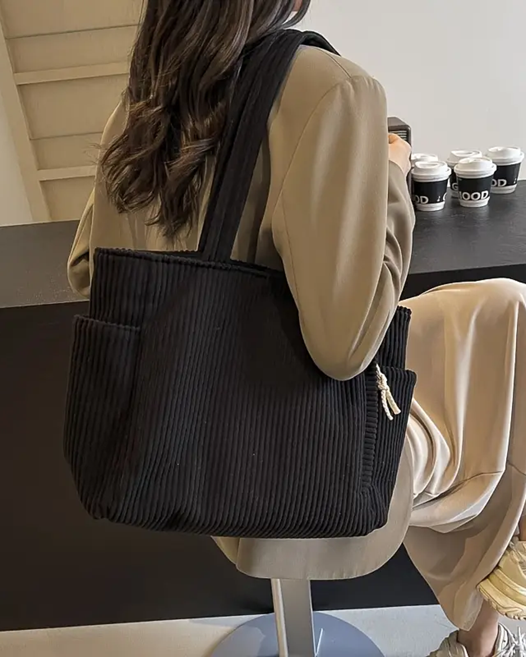 TILDA | BORSA A MANO RIBATTUTA CON DETTAGLI A LACCIO
