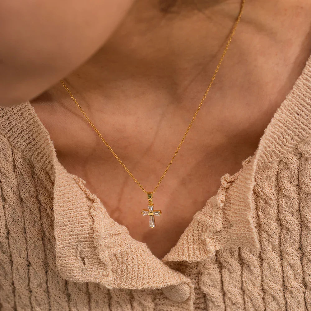 Collana con Pendente a Croce in Diamanti Eleganti