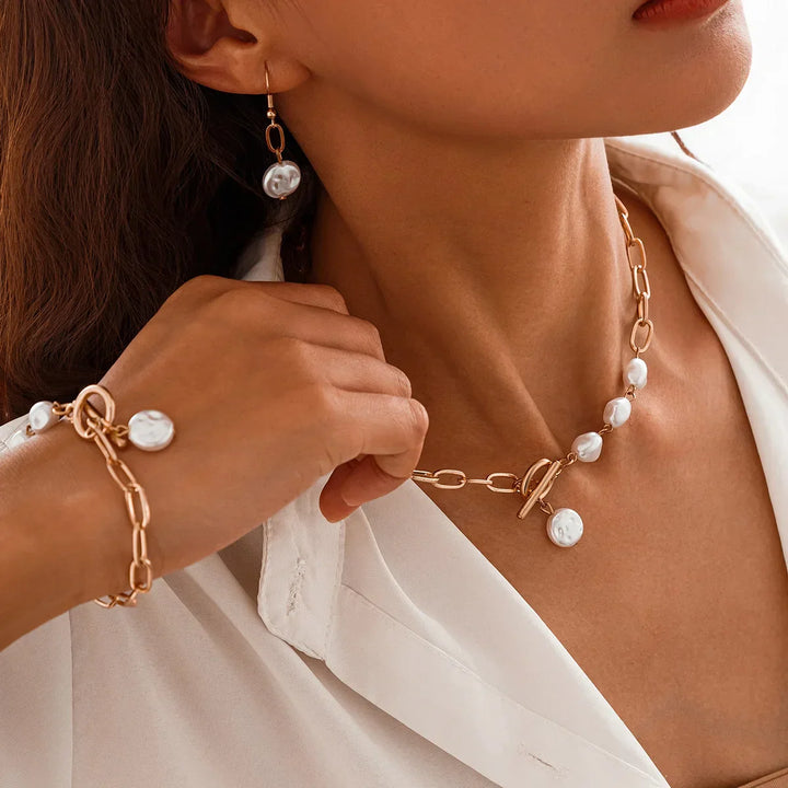 Elegante Set di Collana, Bracciale e Orecchini in Perle Paperclip