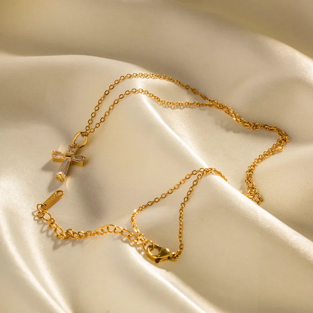 Collana con Pendente a Croce in Diamanti Eleganti