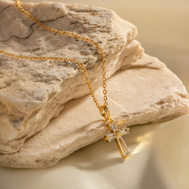 Collana con Pendente a Croce in Diamanti Eleganti