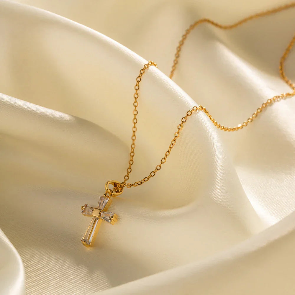Collana con Pendente a Croce in Diamanti Eleganti