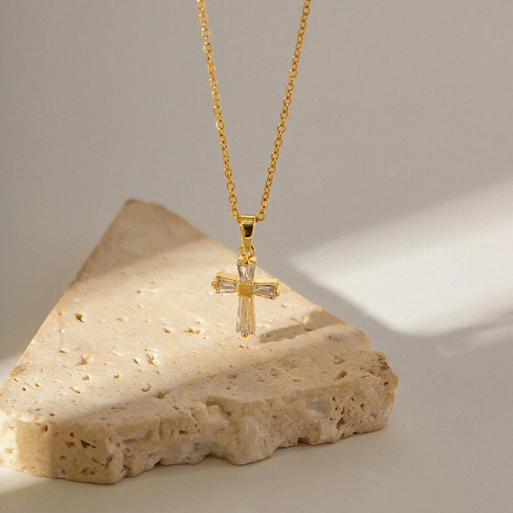 Collana con Pendente a Croce in Diamanti Eleganti