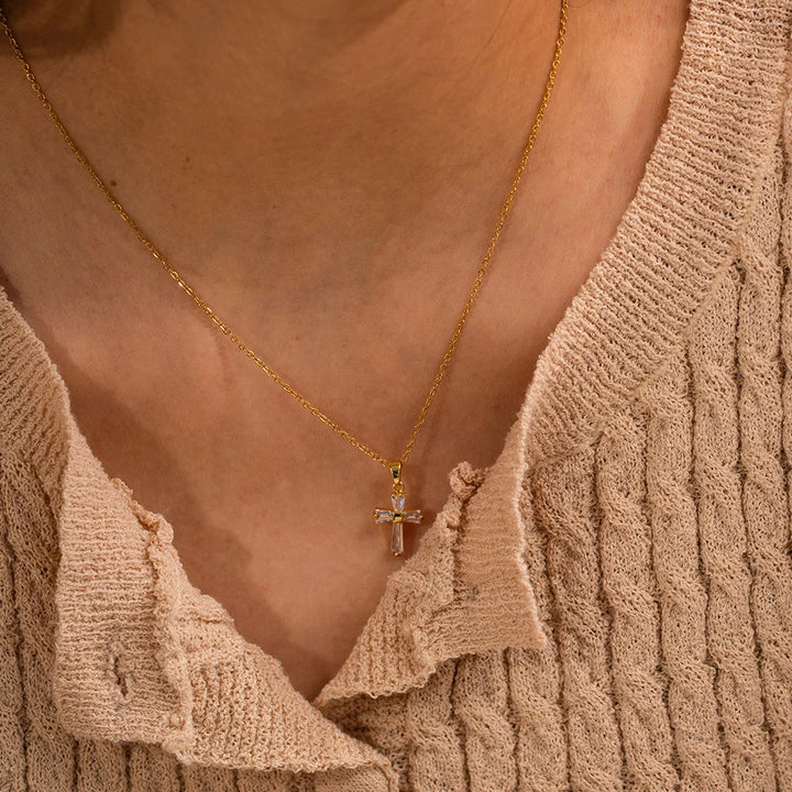 Collana con Pendente a Croce in Diamanti Eleganti