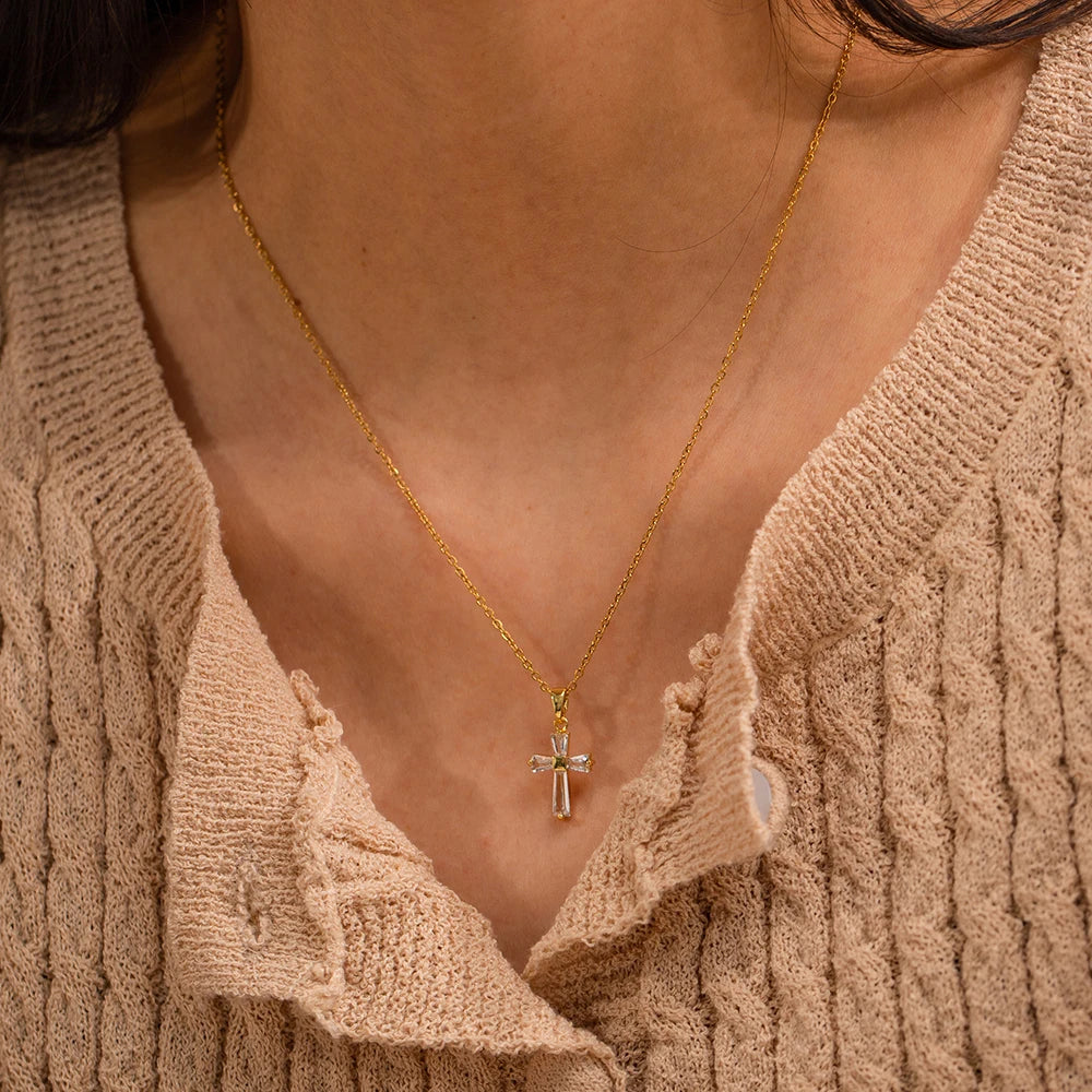 Collana con Pendente a Croce in Diamanti Eleganti