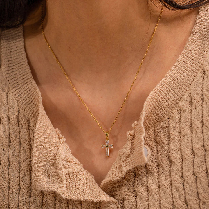 Collana con Pendente a Croce in Diamanti Eleganti