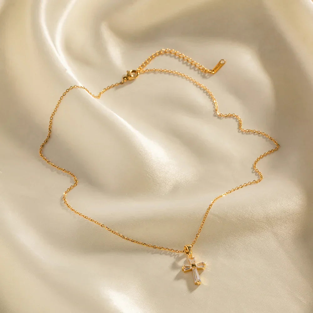Collana con Pendente a Croce in Diamanti Eleganti