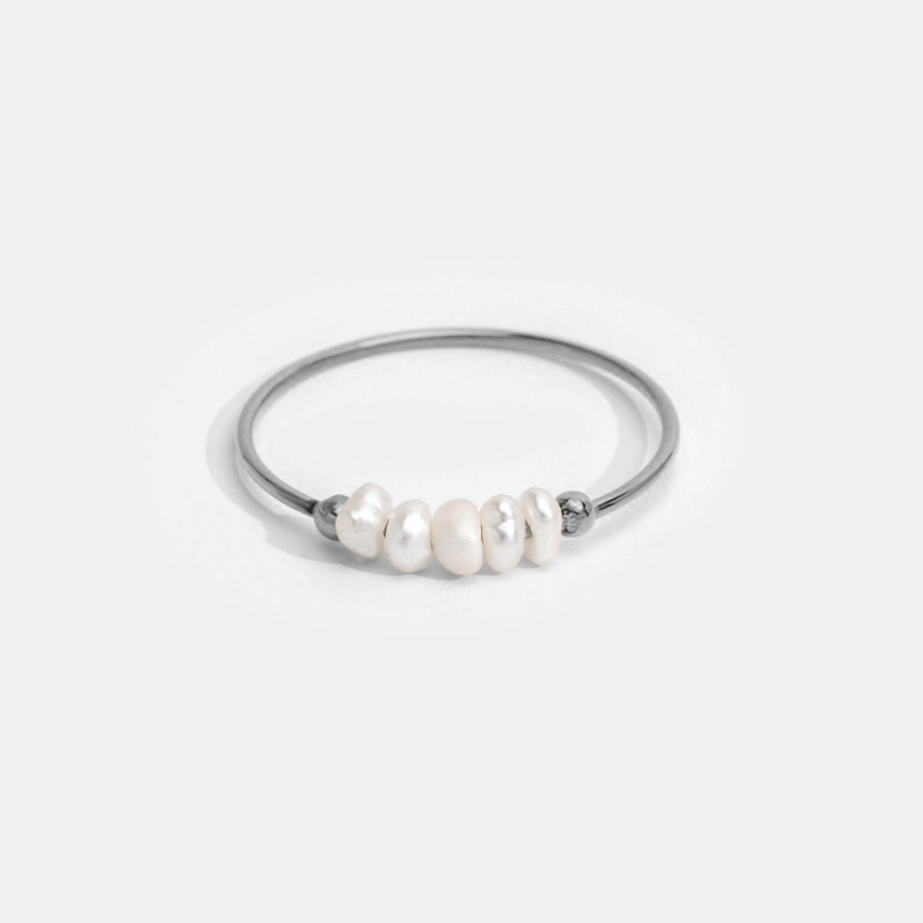 Anello in argento con perle di acqua dolce classiche