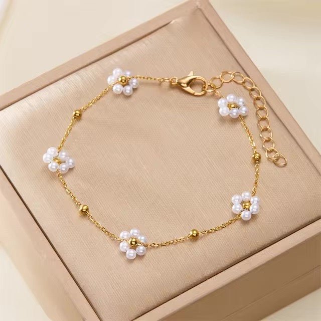 Dainty Daisy Necklace and Bracelet Set