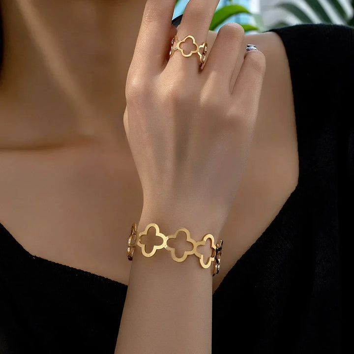 Delicato Set di Bracciale e Anello Regolabile a Forma di Quadrifoglio