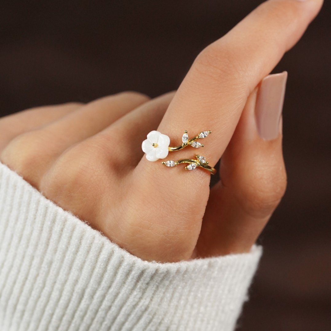 Rise - Anello con Fiori Bianchi