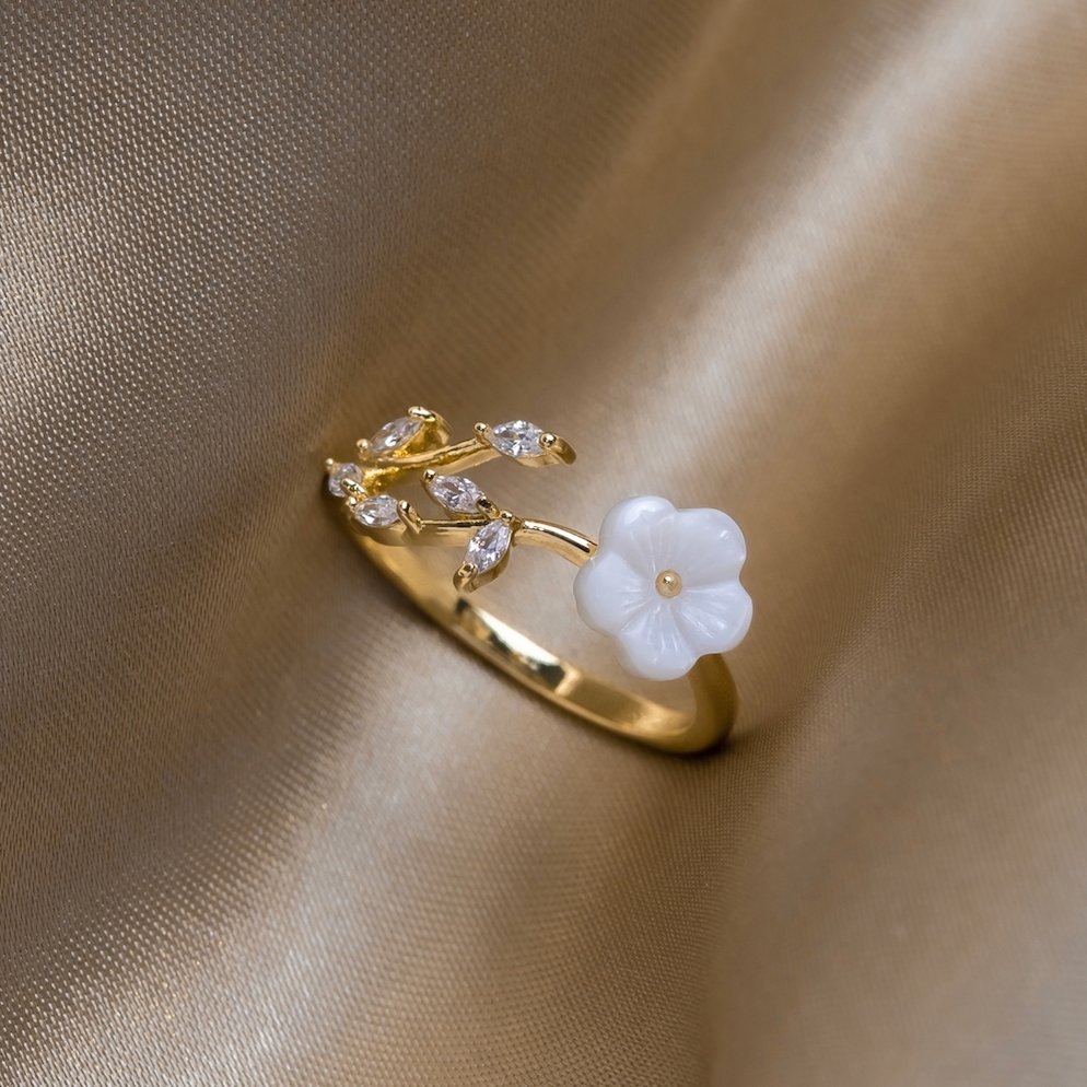 Rise - Anello con Fiori Bianchi