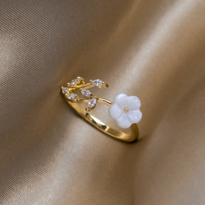 Rise - Anello con Fiori Bianchi
