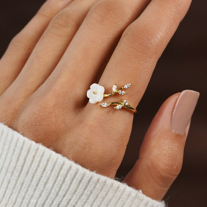 Rise - Anello con Fiori Bianchi